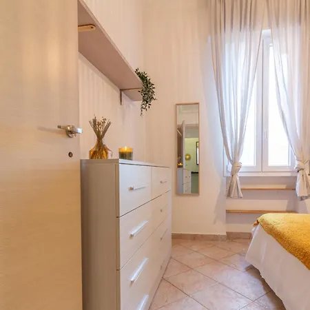 Apartment 2 Steps Away From With Private Parking *