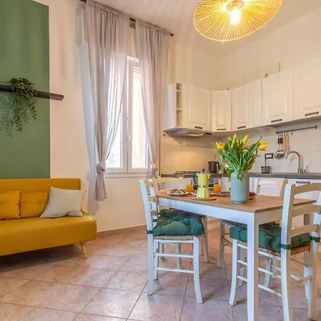 Apartment 2 Steps Away From With Private Parking *